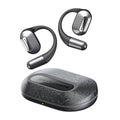 Căști sport open-ear SoundPEATS HearFit și carcasa de încărcare texturată, pe fundal alb