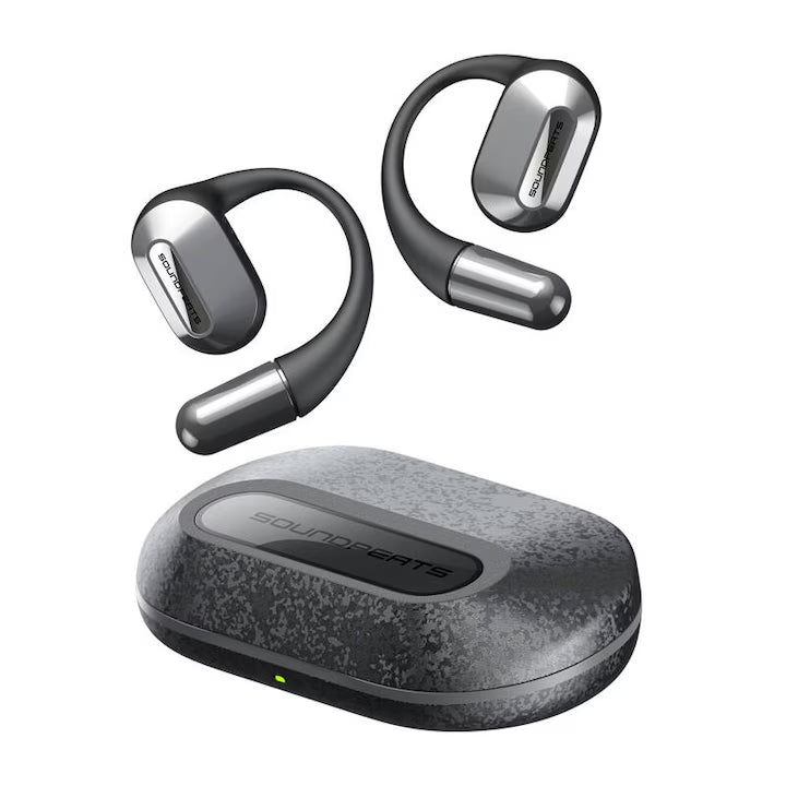 Căști sport open-ear SoundPEATS HearFit și carcasa de încărcare texturată, pe fundal alb